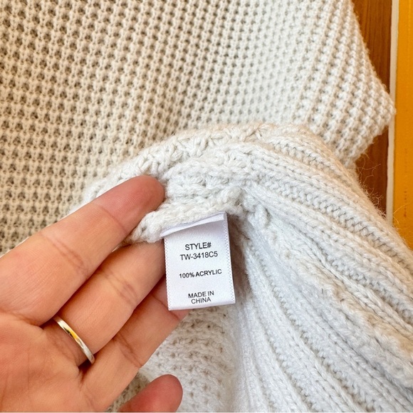 Zenana Oversized V-neck Chunky Knit Sweater - Ivory - Size Medium - Picture 4 of 5